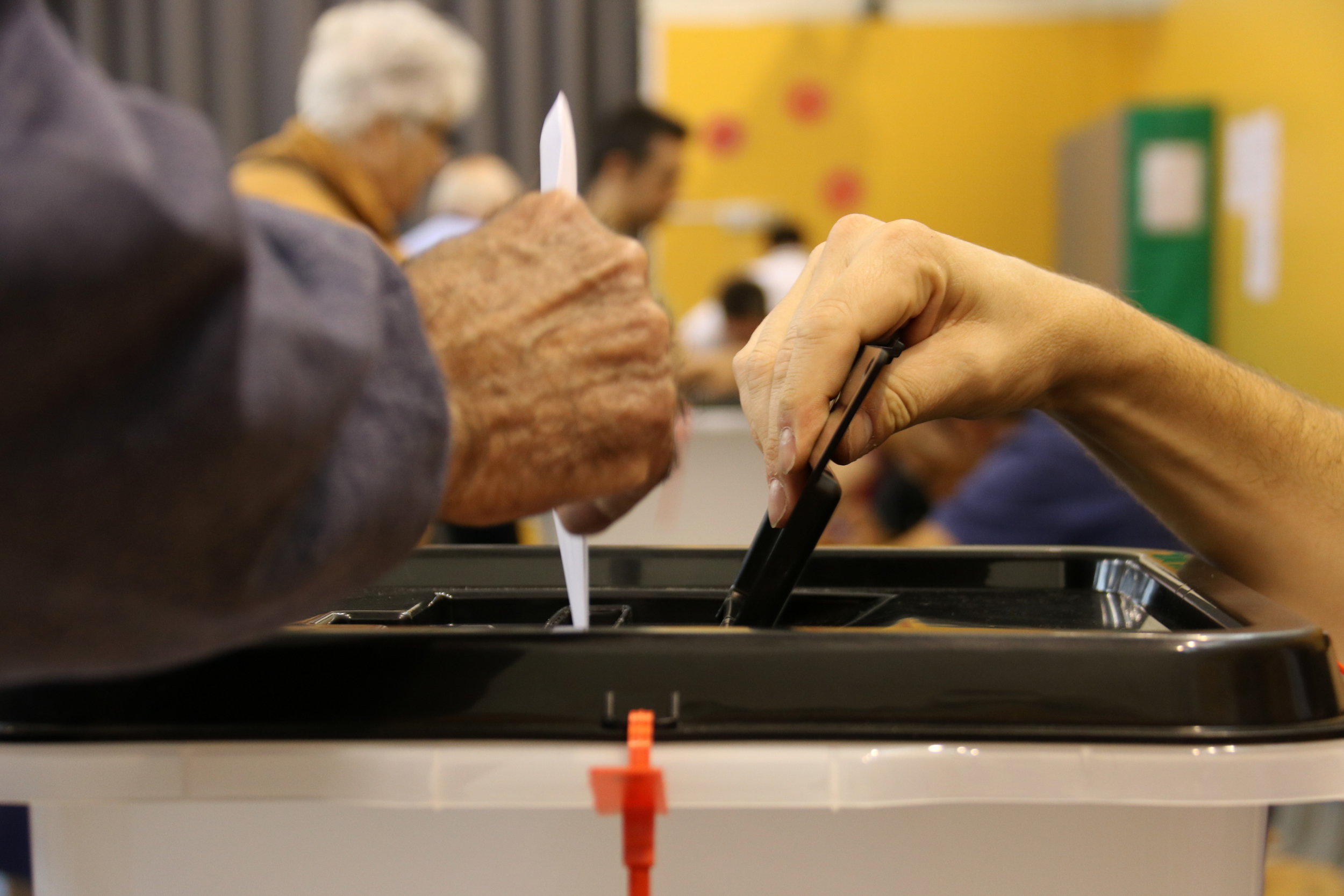A ballot being placed in a ballot box on October 1 2017 in Teresa Miquel i Pàmies de Reus (by Jordi Marsal)